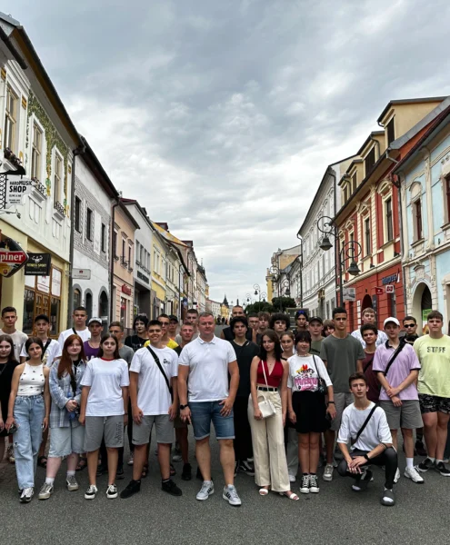 Общее фото в центре Банской Быстрицы учеников летнего языкого лагеря Slovak Education Centre 2024