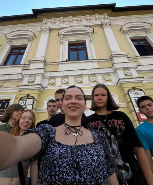 Ученики летнего лагеря 2024 фото возле входа в школу Slovak Education Centre