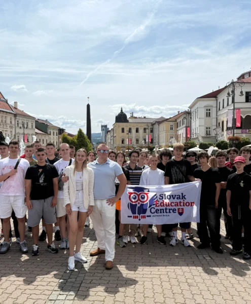 Открытие летнего лагеря 2025 в школе Slovak Education Centre, фото в центре города Банска Быстрица
