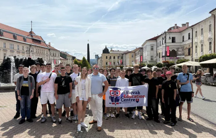 Открытие летнего лагеря 2025 в школе Slovak Education Centre, фото в центре города Банска Быстрица