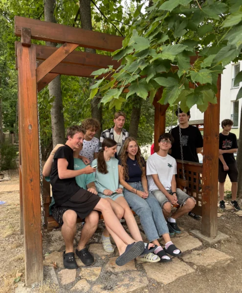 Летний подготовительны лагерь Slovak Education Centre 2027. Ученики на качеле возле общежития